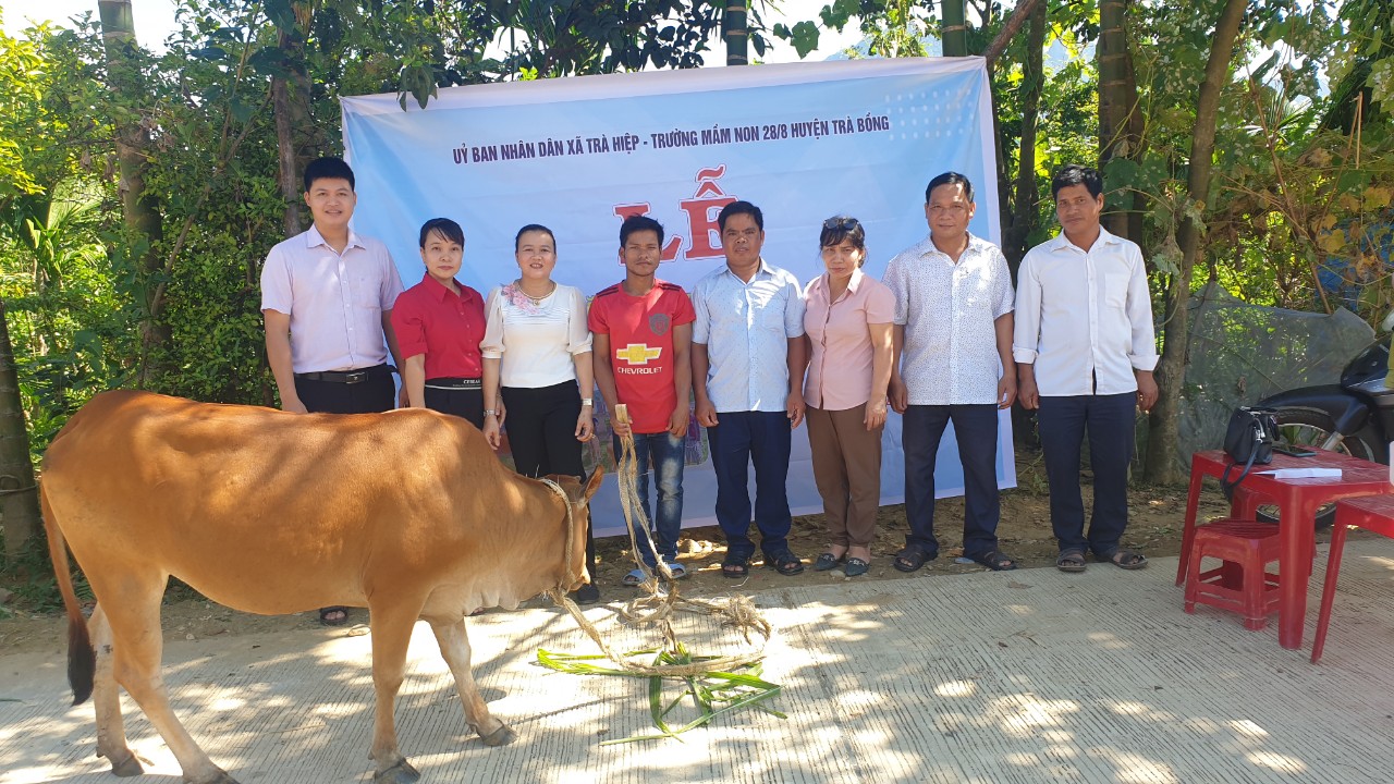 Tổ chức Lễ ra mắt Mô hình trao tặng con bò cái cho gia đình ông Hồ Văn Dé tổ 3, thôn Cả, xã Trà Hiệp