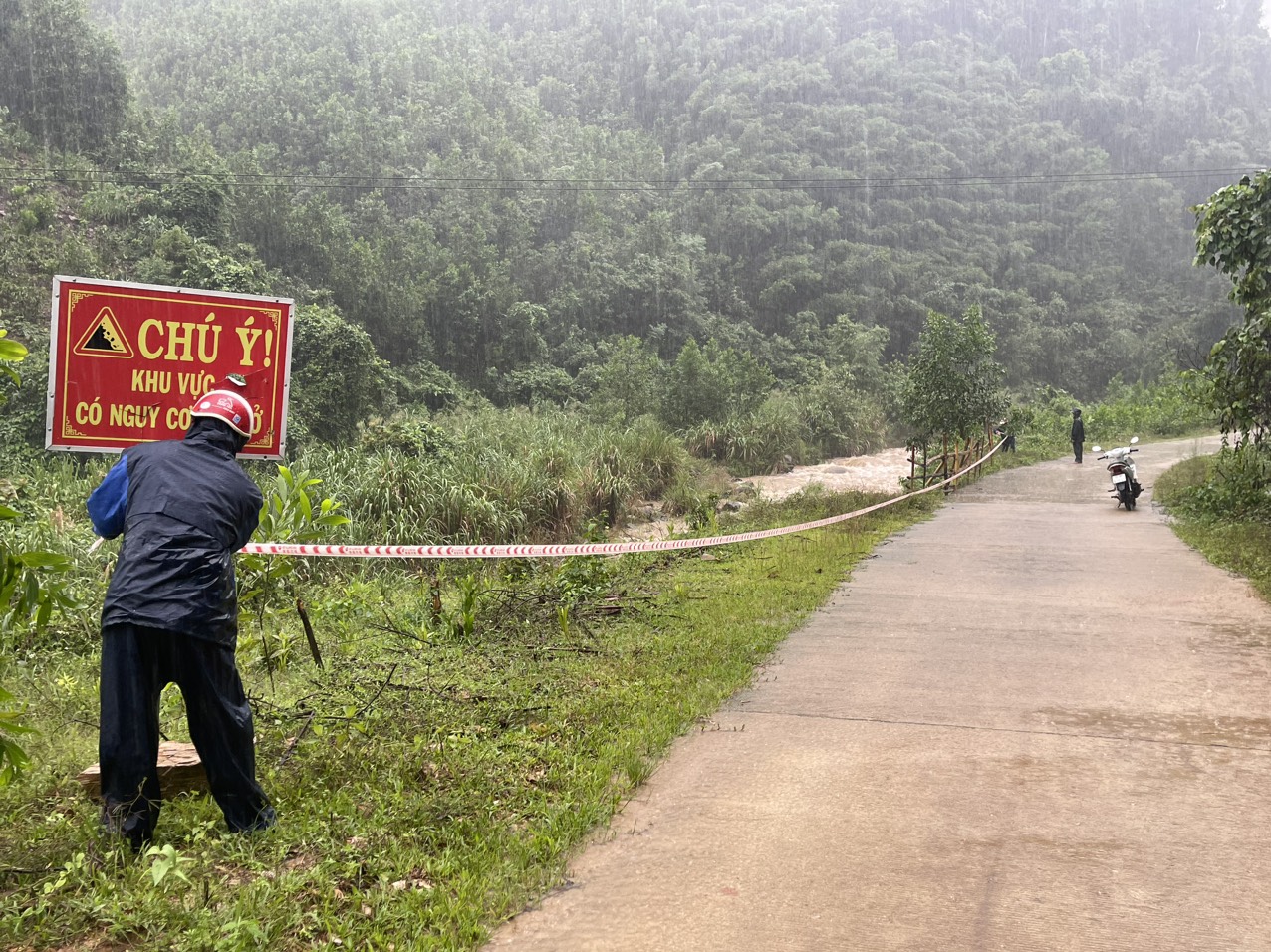 Triển khai công tác ứng phó với mưa, lũ trên địa bàn xã Trà Hiệp